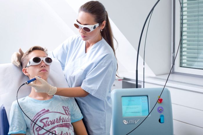 Aknebehandlung mit Laser im Gesicht eines Jugendlichen durch Dr. Zuzana Bauer bei Aestomed Wien