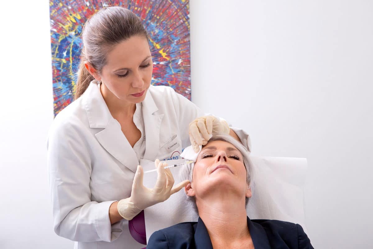 Dr. Zuzana Bauer bei der Behandlung von Mimikfalten mit Botox