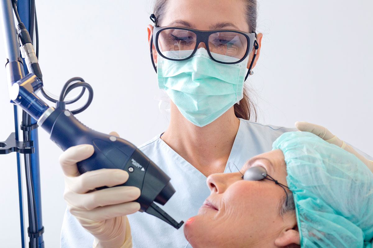 Faltenbehandlung mit Laser im Gesicht einer Frau durch Dr. Bauer von Aestomed Wien