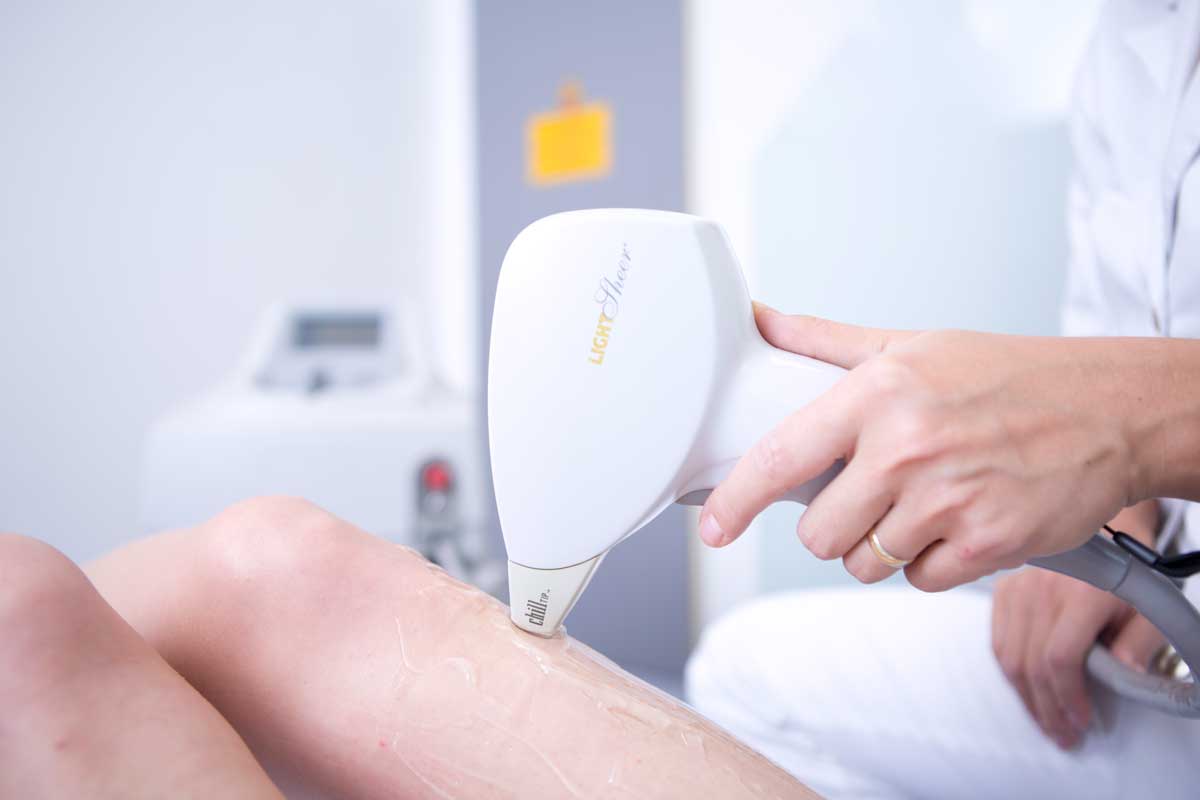 Dauerhafte Haarentfernung mit Laser an den Beinen einer Frau bei Aestomed Wien