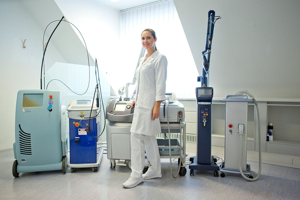 Dr. Zuzana Bauer mit den medizinischen Geräten des Aestomed Laserambulatoriums